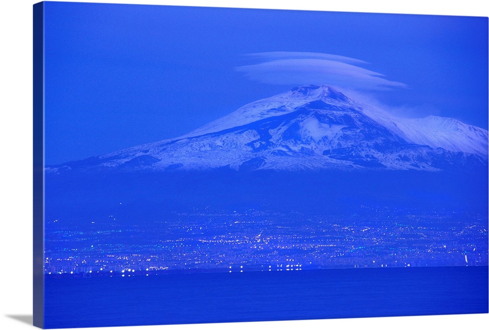 Italy, Sicily, Catania, View to the town and Mount Etna in background