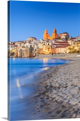 Italy, Sicily, Palermo district, Cefalu, beach with the Cathedral in background