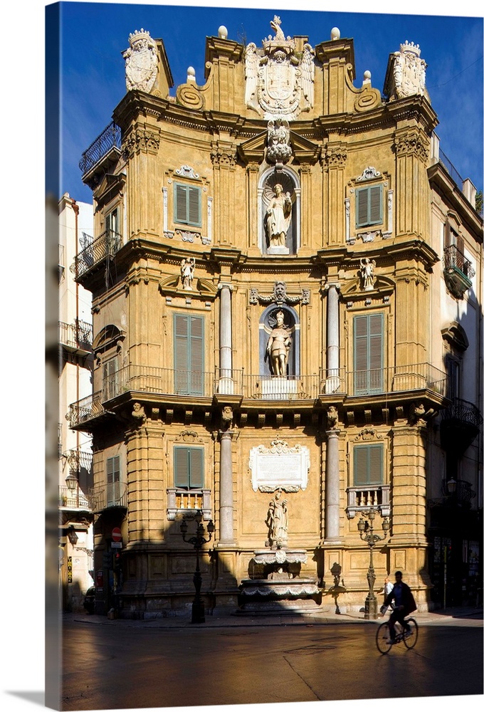 Italy, Sicily, Palermo, One of the four palaces in Quattro Canti cross streets