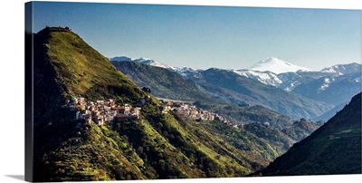 Italy, Sicily, Tripi, Casale locality, the castle and Mount Etna in background