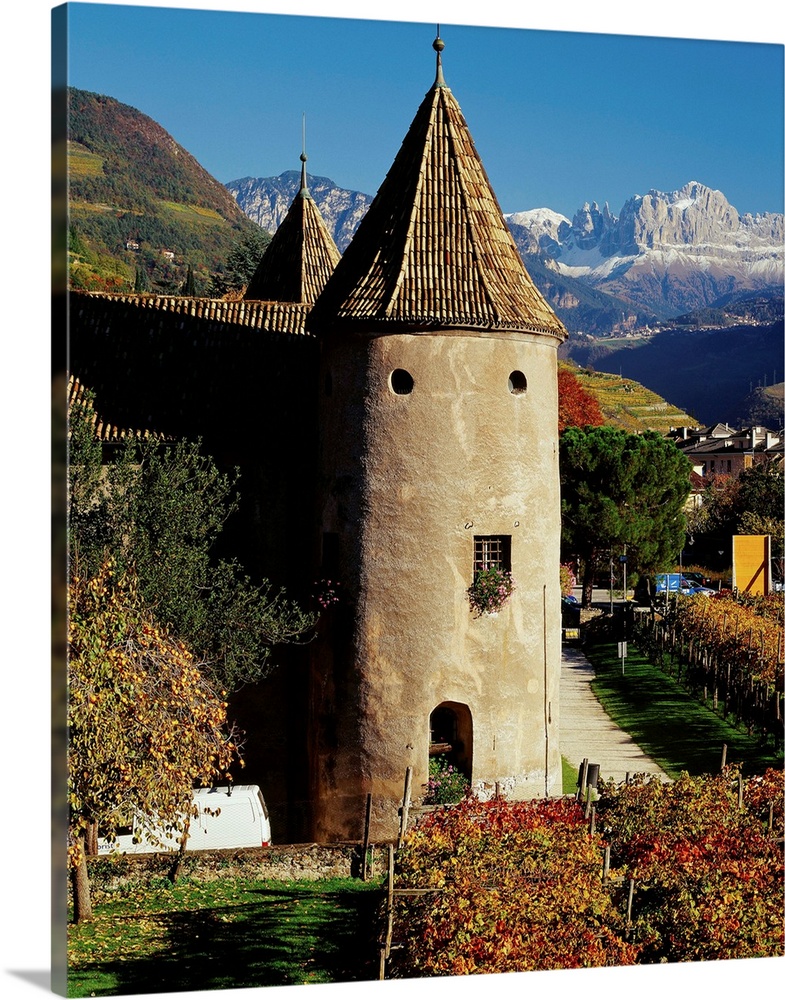 Italy, Italia, Trentino-Alto Adige, South Tyrol, Bolzano, Bozen, Castel Mareccio and Catinaccio in background