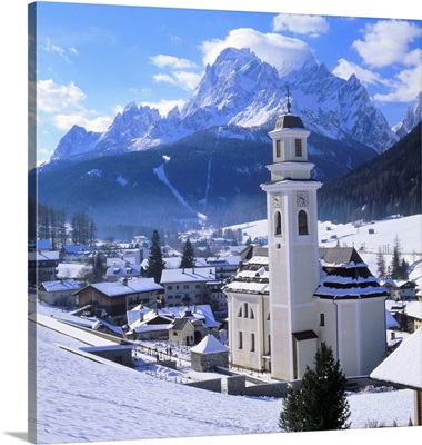 Italy, South Tyrol, Sesto (Sexten), church towards Croda Rossa (Hohe Gaisl)