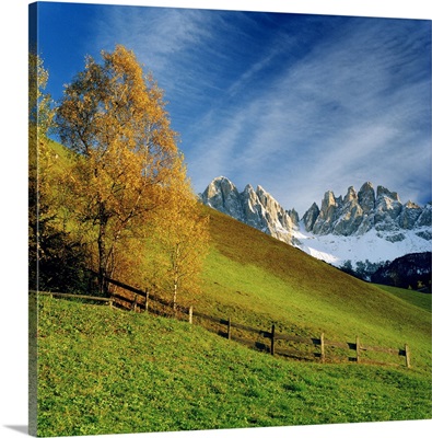 Italy, South Tyrol, Val di Funes, View towards Odle range (Geisler Gruppe)