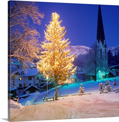 Italy, South Tyrol, Val Gardena, Passua village at Christmas time