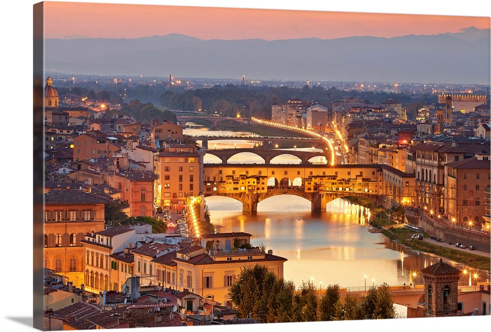 Italy, Tuscany, Firenze district, Florence, Bridge Ponte Vecchio.