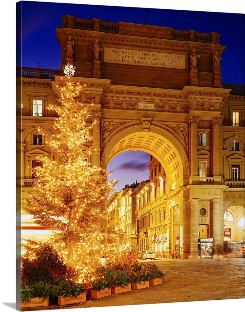 Italy, Tuscany, Florence, Piazza della Repubblica, Christmas tree in the square