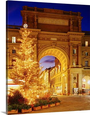 Italy, Tuscany, Florence, Piazza della Repubblica, Christmas tree in the square