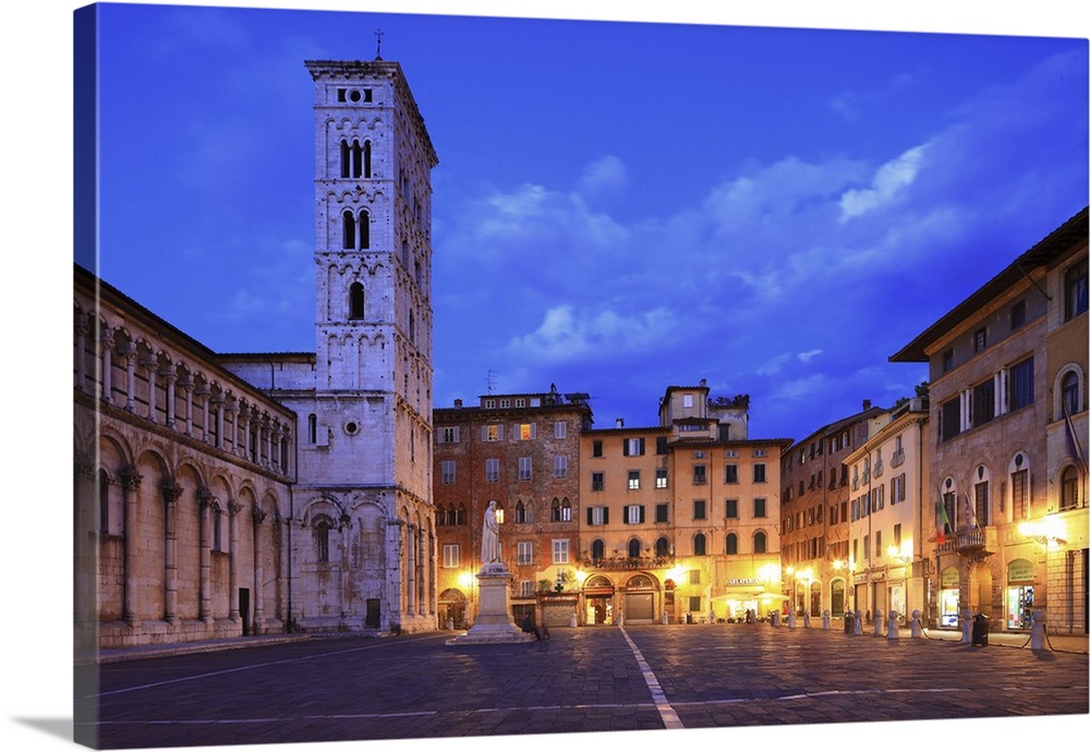 Italy, Tuscany, Lucca, Piazza San Michele, bell tower of the Church of San Michele
