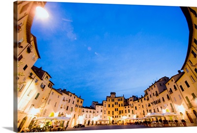 Italy, Tuscany, Lucca, Piazza (square) Anfiteatro