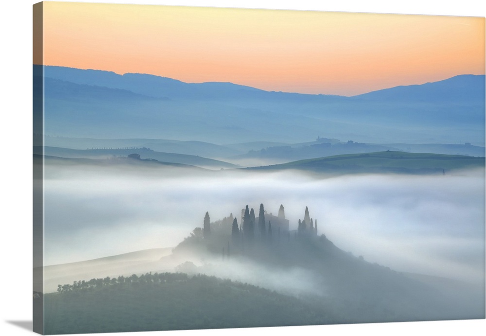 Italy, Tuscany, Siena district, Orcia Valley, San Quirico d'Orcia, Podere Belvedere at sunrise