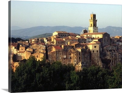 Italy, Tuscany, Pitigliano, view towards the town