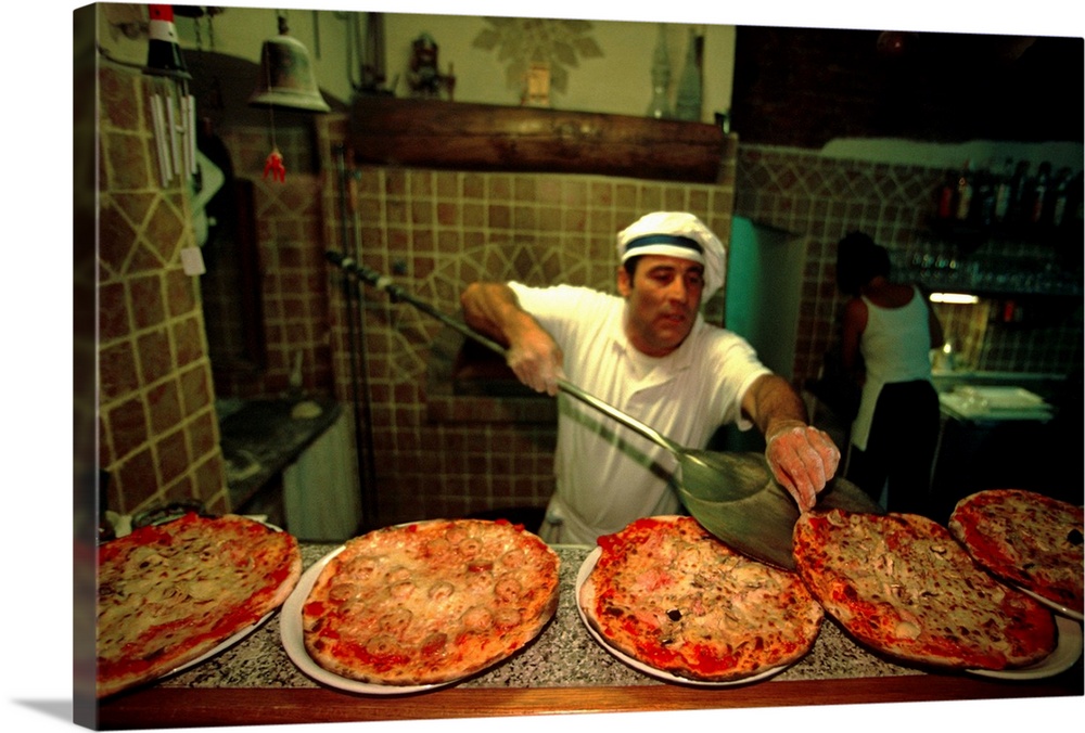Italy, Tuscany, Pizzeria La Cisterna, Luigi Cioni pizza chef