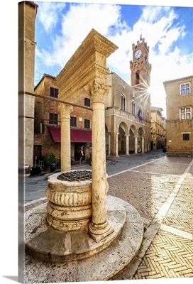 Italy, Tuscany, Siena district, Orcia Valley, Pienza, Pozzo dei Cani in the town square