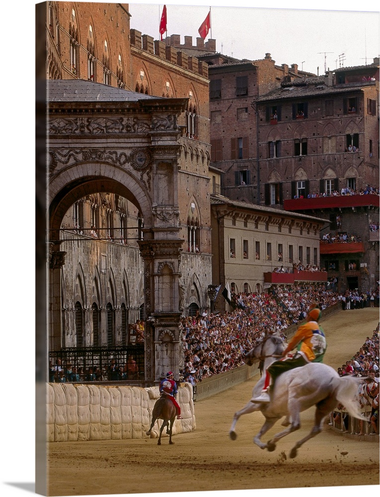 Italy, Tuscany, Siena, Piazza del Campo, horse-race at Palio