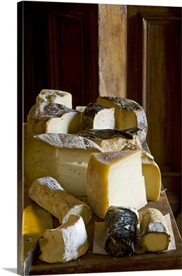 Italy, Umbria, Spello, Umbrian cheese selection at Restaurant La Bastiglia