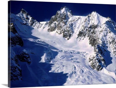 Italy, Valle d'Aosta, Ski slope towards Aiguille de Toule and Punta Helbronner mountains