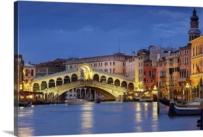 Italy, Veneto, Venice, Rialto Bridge, Grand Canal and Rialto Bridge at night