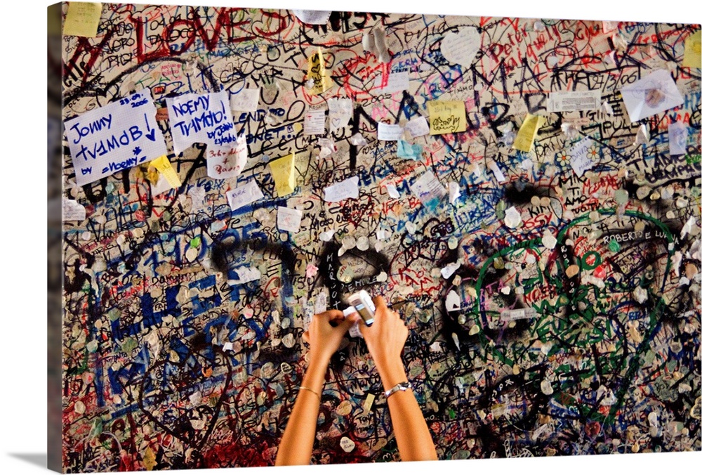 Italy, Italia, Veneto, Verona, A girl leaves a love message at the entrance to Juliet's House