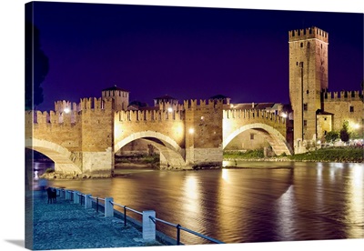 Italy, Veneto, Verona, Adige river with Castelvecchio bridge and Museum