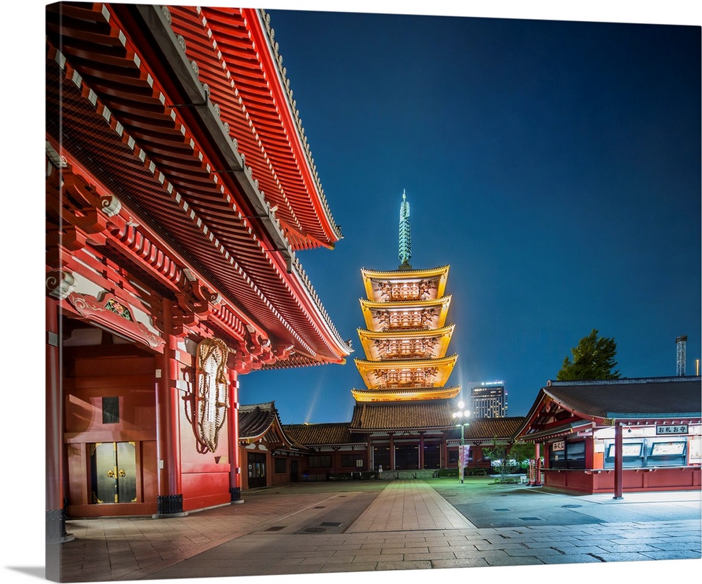 Japan, Kanto, Tokyo, Asakusa, Asakusa, Senso-Ji (Senso Temple), the Hozo-mon Gate and the five-storey pagoda.