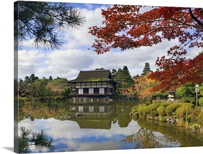 Japan, Kinki, Kansai, Kyoto, The Zen garden at Heian-Jingu, a major Shintoist shrine