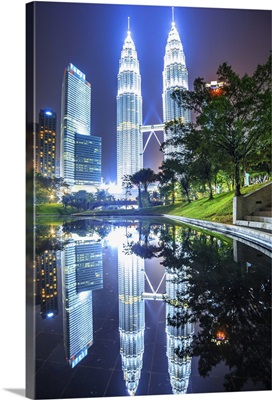 Malaysia, Kuala Lumpur, Petronas Towers and KLCC Kuala Lumpur City Centre at night