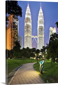 Malaysia, Selangor, Kuala Lumpur, View of Petronas Towers from KL City Centre Park image thumbnail