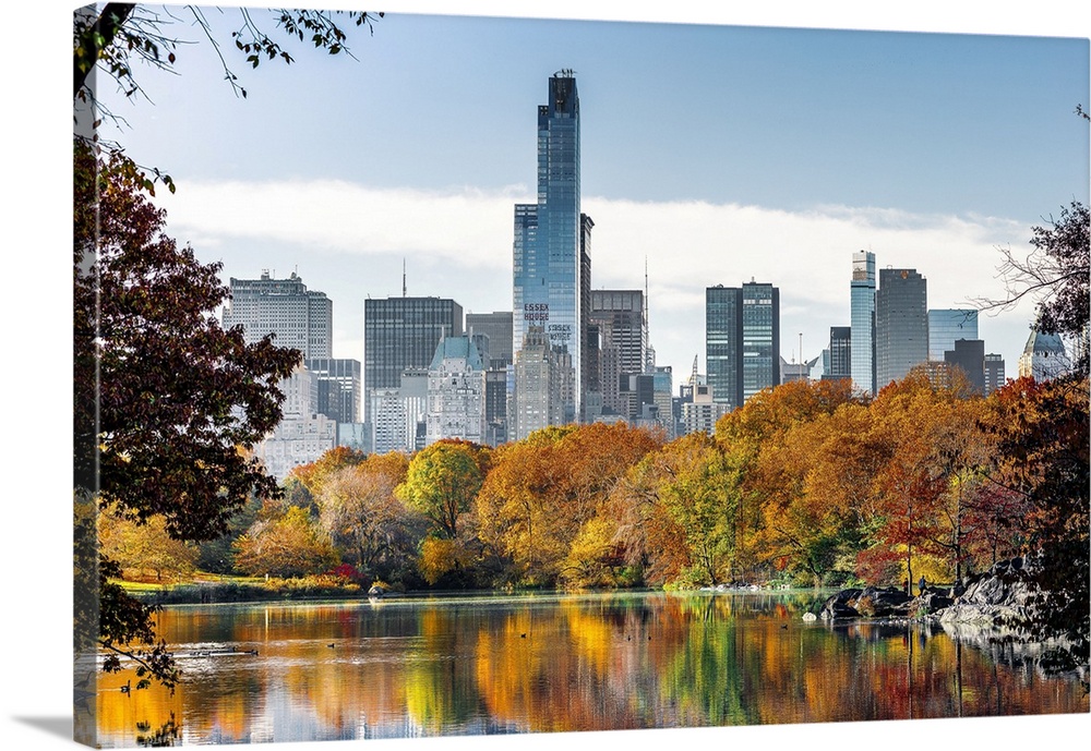 USA, New York City, Manhattan, Central Park, The Lake with the Manhattan skyline in background, foliage