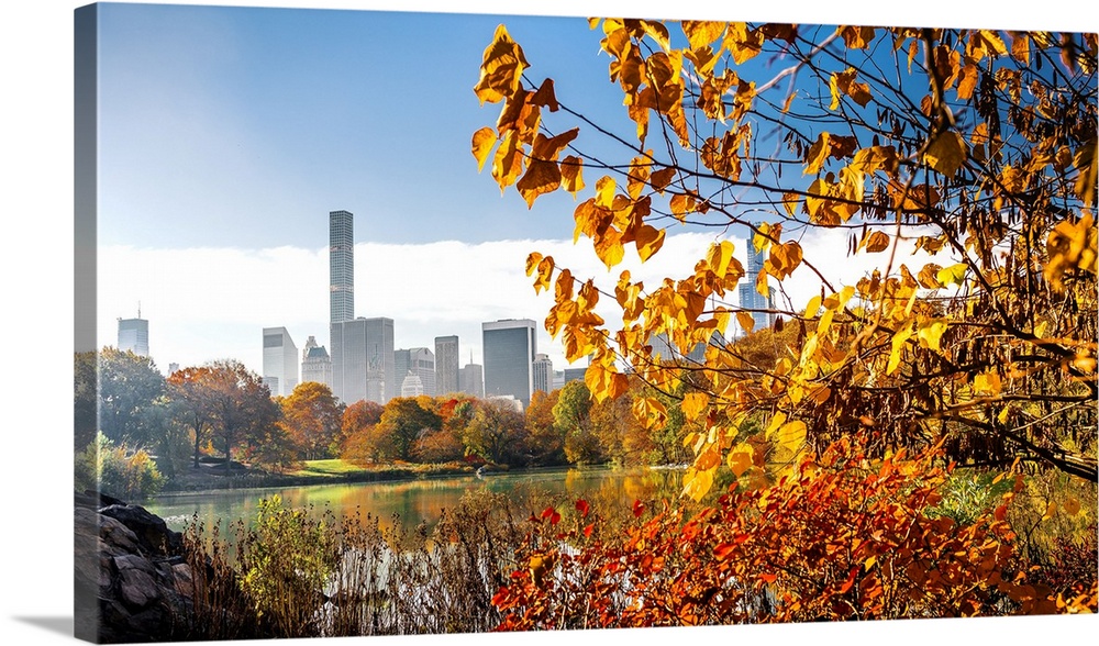 USA, New York City, Manhattan, Central Park, The Lake with the Manhattan skyline in background, foliage