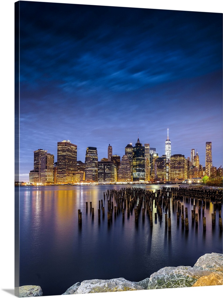 USA, New York City, Manhattan, Lower Manhattan, Downtown skyline with Freedom Tower at night, view from Brooklyn Bridge Park
