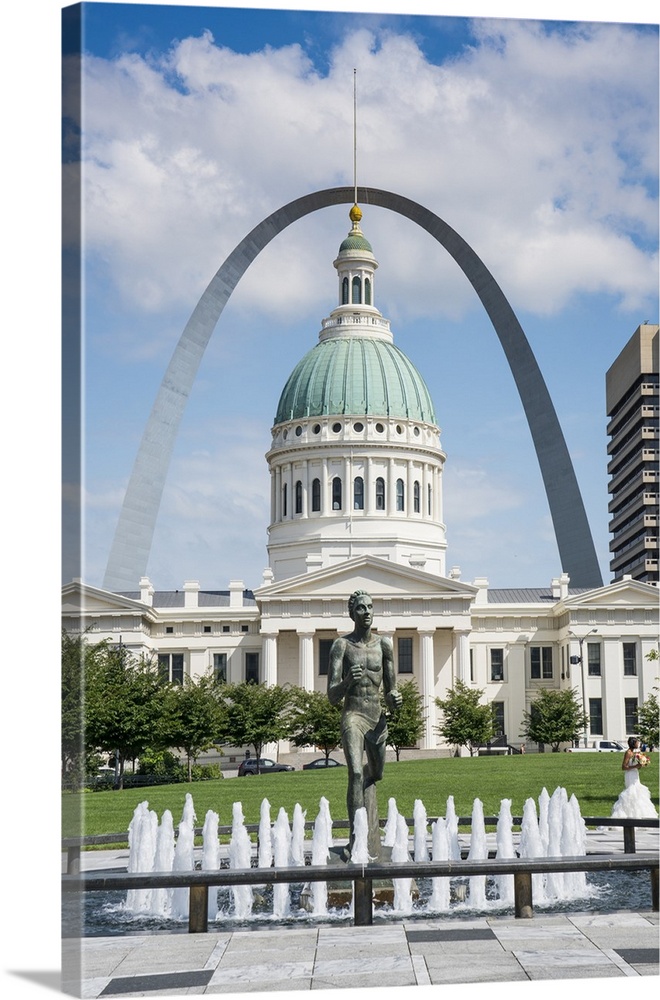 USA, Missouri, St Louis, The Gateway Arch and in foreground the Old Courthouse and Kiener Plaza Park