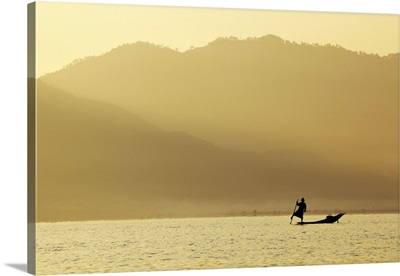 Myanmar, Shan, Nyaungshwe, Intha fishermen on Inle Lake