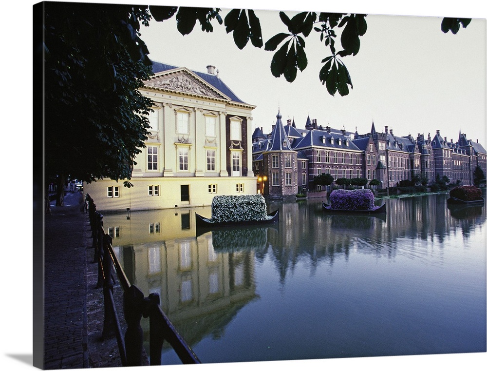 Netherlands, South Holland, Den Haag, Mauritshuis, Museum and the Parliament on the Hofvijver