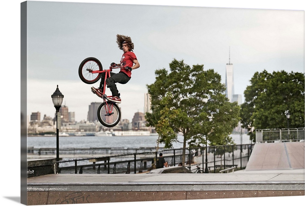 USA, New Jersey, Hoboken, BMX biker at Castle Point Skate Park with the Freedom Tower in the background.