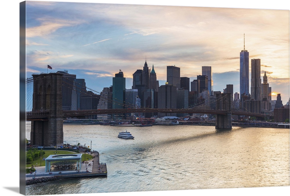 USA, New York City, Brooklyn, Dumbo, Brooklyn Bridge, Manhattan skyline at sunset.