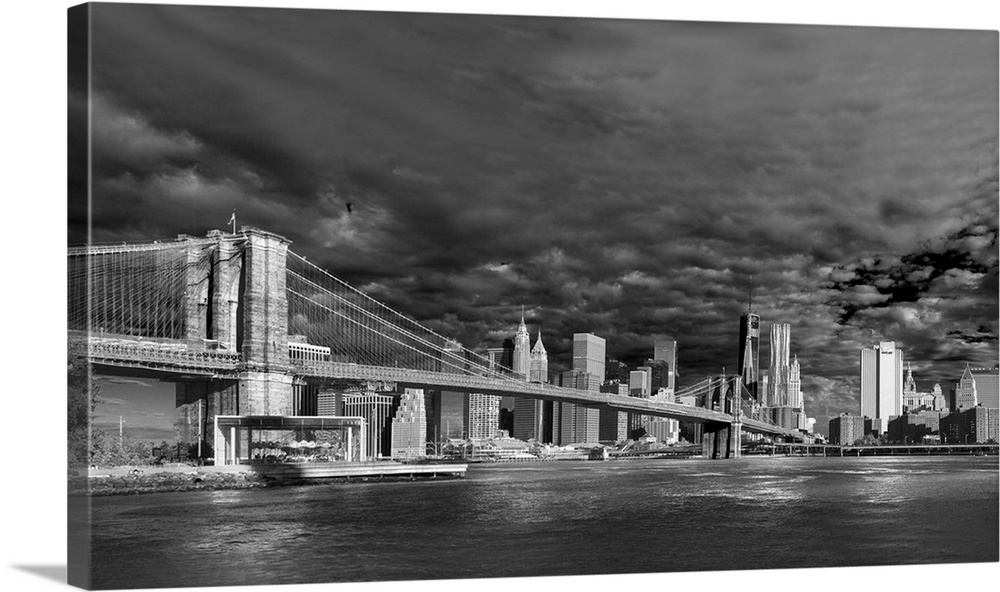 USA, New York City, East River, Manhattan, Brooklyn Bridge, Brooklyn Bridge Park.