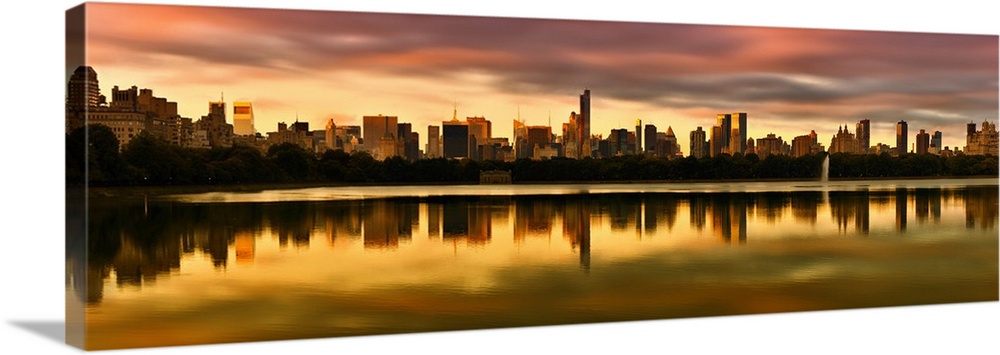 USA, New York City, Manhattan, Central Park, Central Park Reservoir and Manhattan skyline.