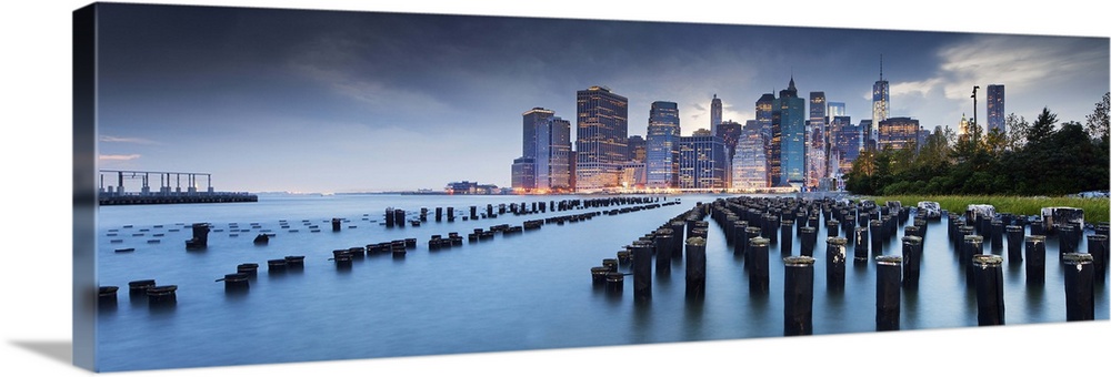 USA, New York City, Manhattan, Manhattan skyline, view from Brooklyn Bridge Park.