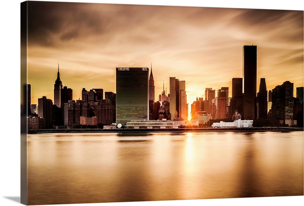 USA, New York City, Queens, City skyline, Manhattanhenge.