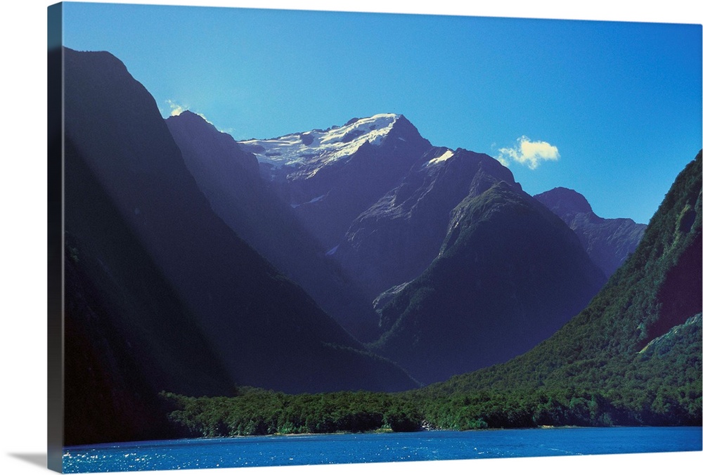The Milford sound is one of the most beutiful fiords of the Fiordland National Park, in the south-west of New Zealand's so...