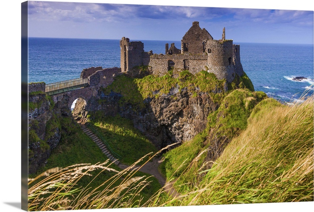 Northern Ireland, Great Britain, Antrim, Dunluce Castle ruins, Causeway
