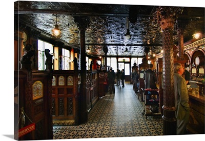 Northern Ireland, Great Britain, Crown Bar, one of the oldest pub in the city