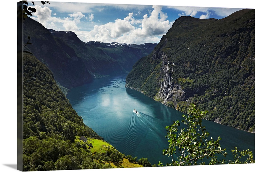 Norway, More og Romsdal, Scandinavia, Geirangerfjord, Geiranger, Geirangerfjord and the Seven Sisters Waterfall.
