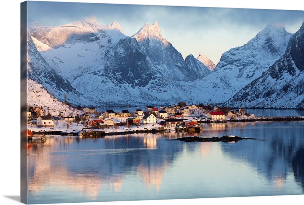 Norway, Nordland, Scandinavia, Arctic Circle, Lofoten Islands, Lofoten archipelago, Moskenesoy, Reine village in the morni...