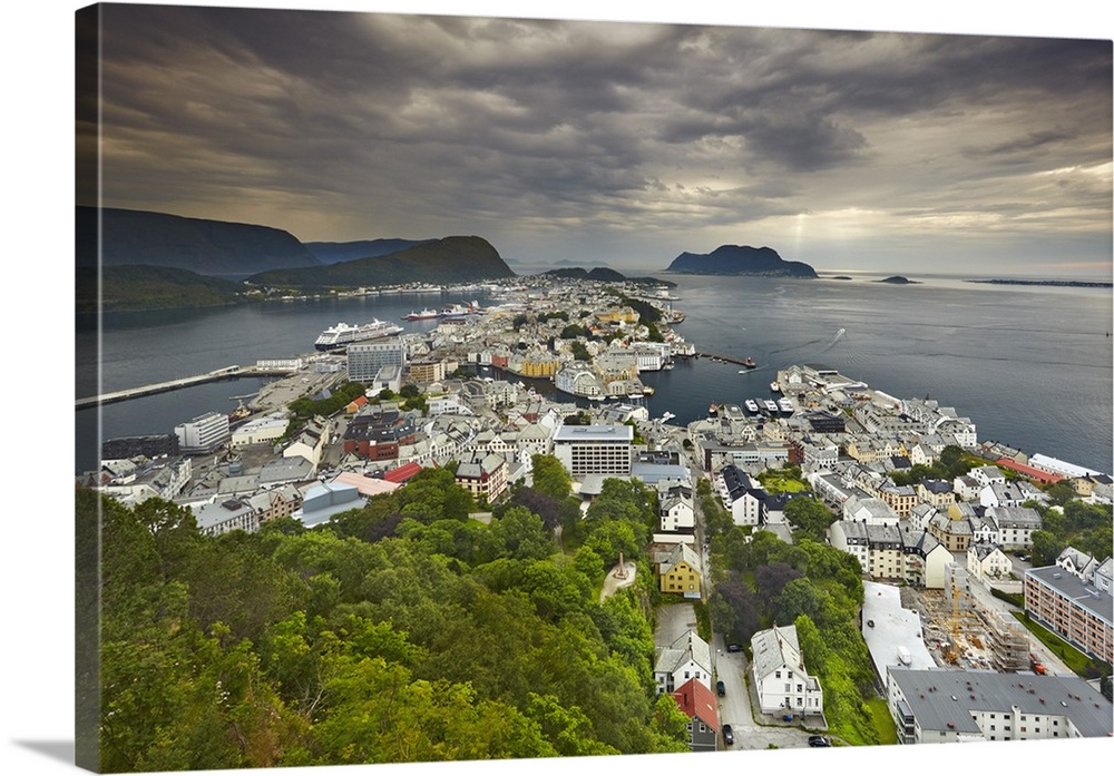 Norway, More og Romsdal, Scandinavia, Alesund, View from Aksla mountain towards old town and harbor, Alesund.