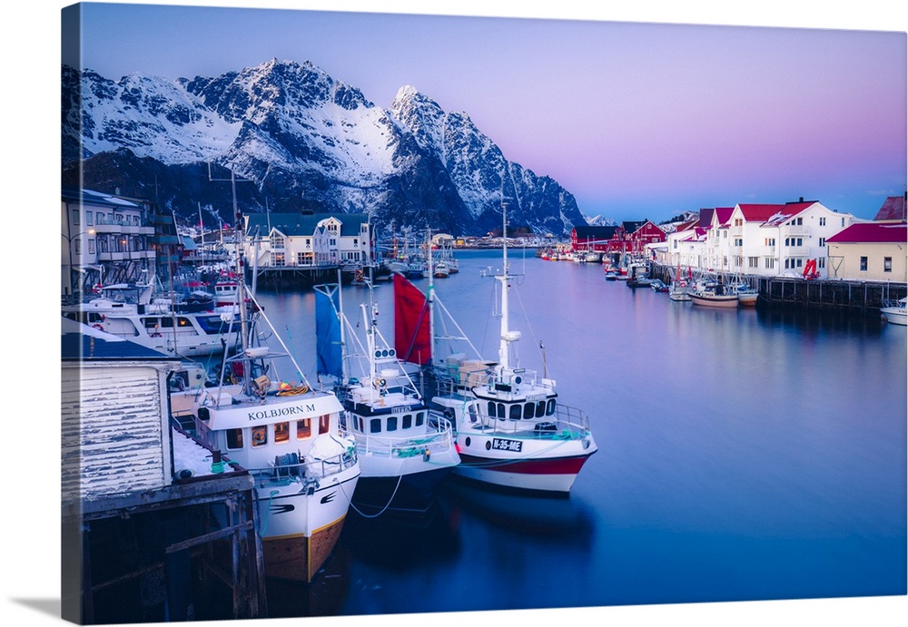 Norway, Nordland, Lofoten Islands, Henningsvaer, Scandinavia, The fishing village of Henningsvaer at dusk with the boats i...