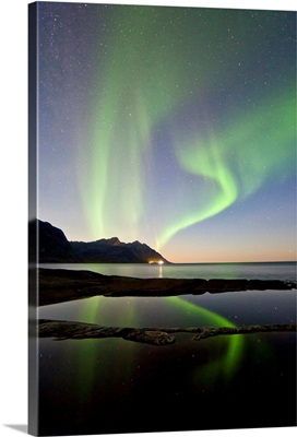 Norway, Troms, Senja Island, Northern lights over Tungeneset