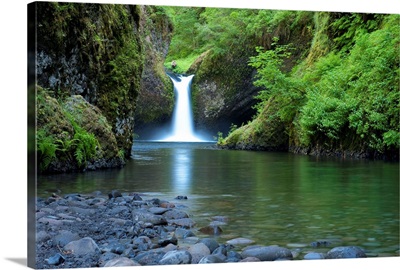 Oregon, Columbia River Gorge, Punch Bowl Falls on Eagle Creek