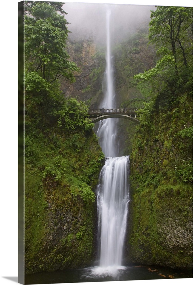 USA, Oregon, Multnomah falls, Columbia River Gorge region.