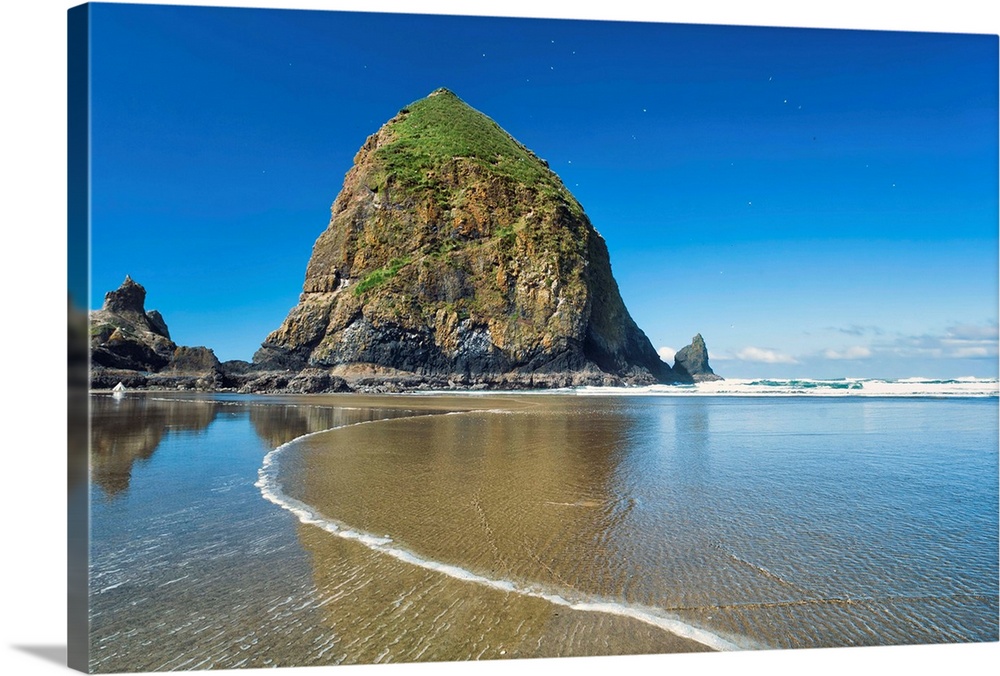 USA, Oregon, Pacific ocean, Hay Stack Rock at low tide, Cannon Beach.